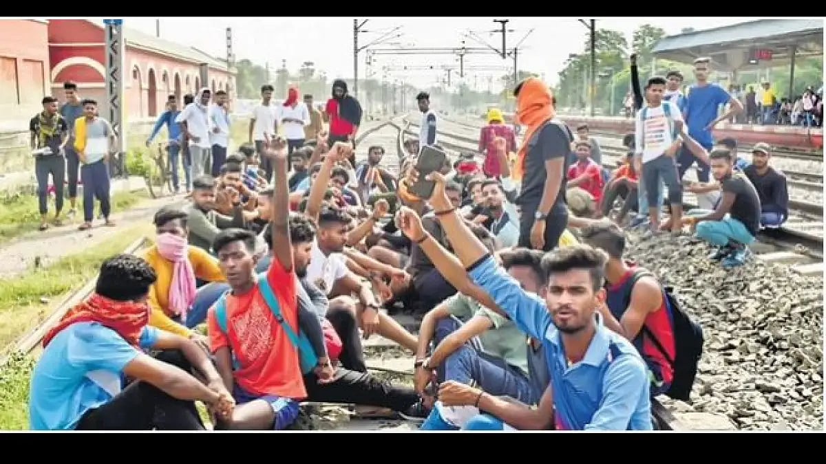 Protesters on the railways track. 