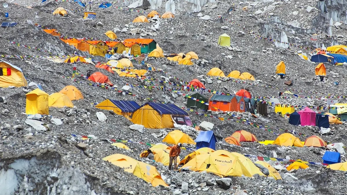 Climbers can see crevasses and cracks at the base camp while everyone is asleep