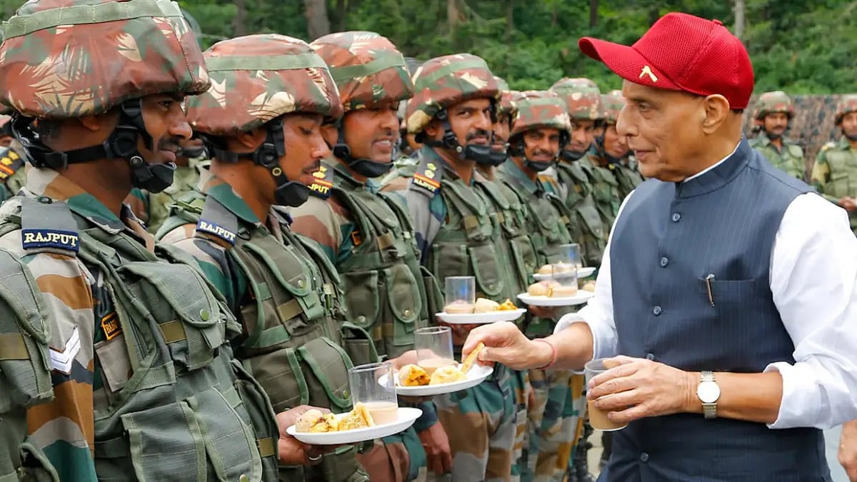 Defence Minister Rajnath Singh interacting with the Armed Forces personnel in Jammu & Kashmir on Jun