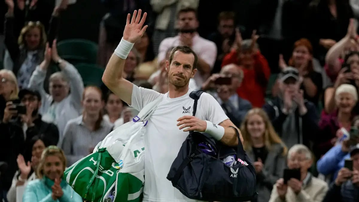 Andy Murray waves to the crowd after losing his Wimbledon 2022 men's singles tie to John Isner.