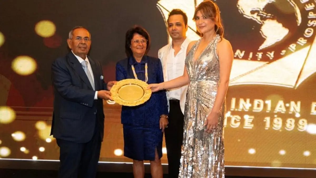  Michelle Poonawalla receives the Shiromani award from Mr. GP Hinduja, Mrs. Wadhwani and Mr. Manu Jagmohan Singh