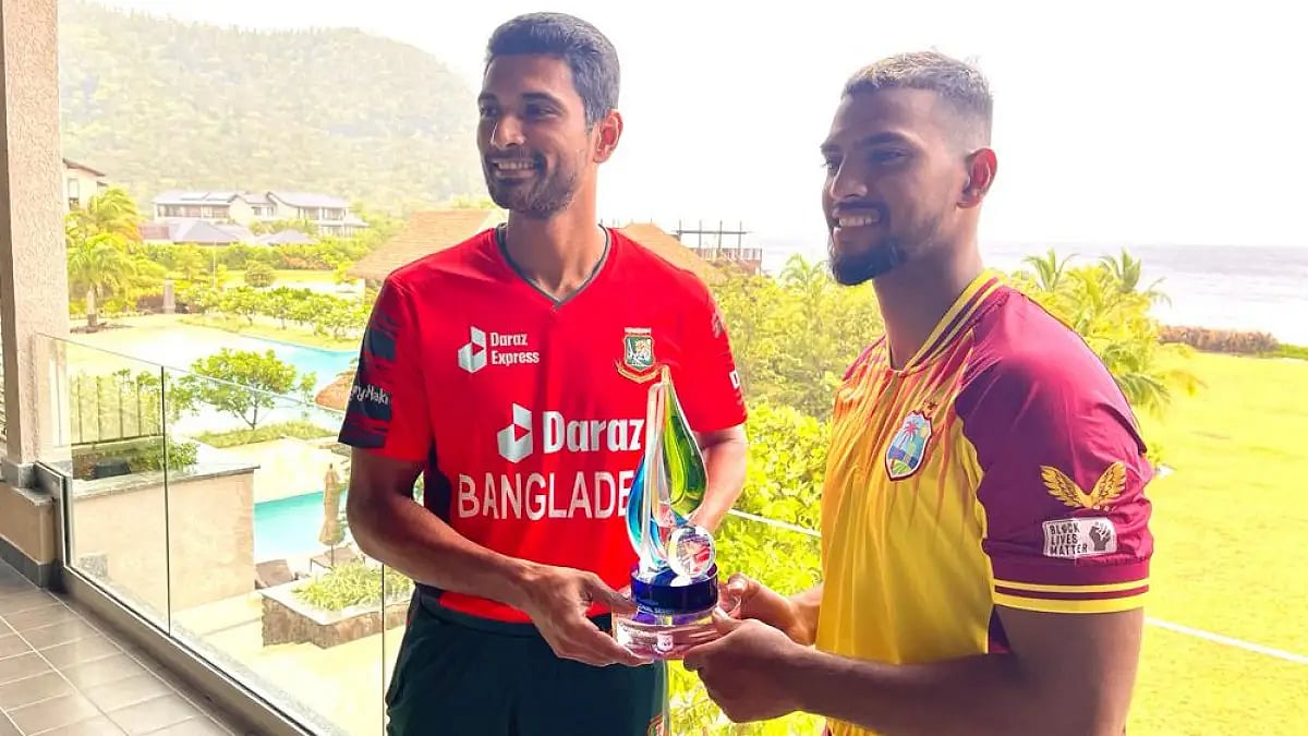 Mahmudullah and Nicholas Pooran pose with the trophy ahead of the T20 series. 