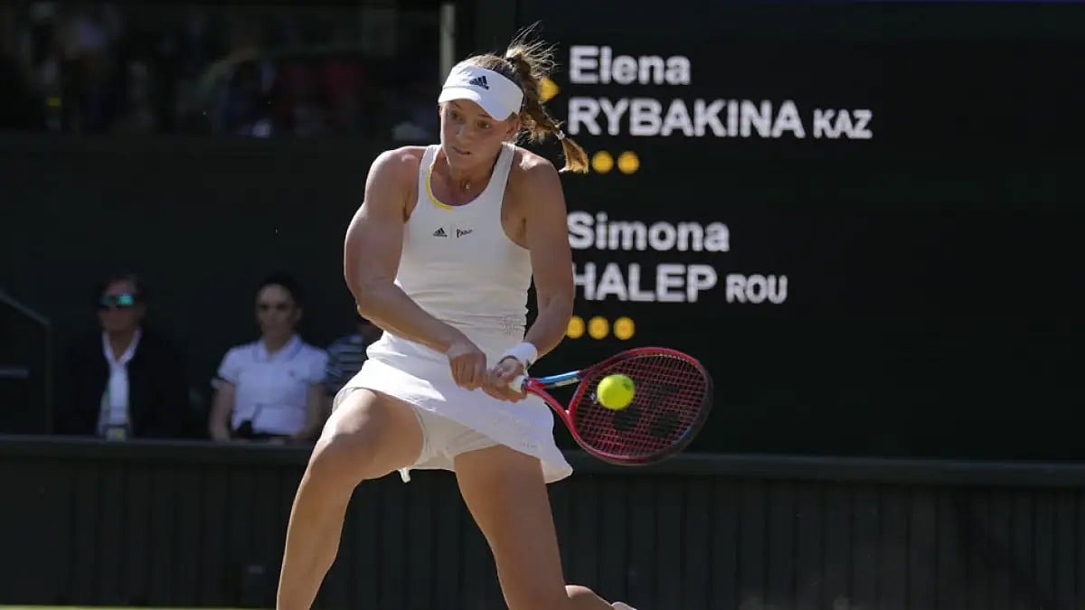Elena Rybakina returns a shot to Simona Halep during their Wimbledon 2022 semi-final match.