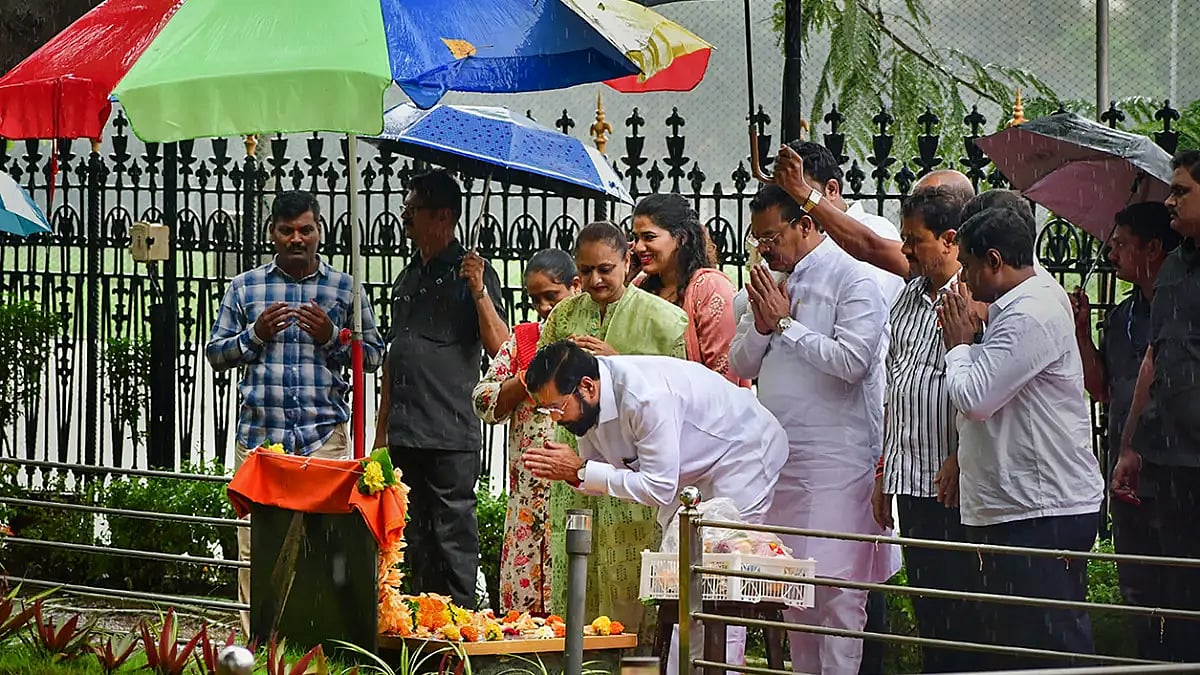 Eknath Shinde pays tribute to Bal Thackeray