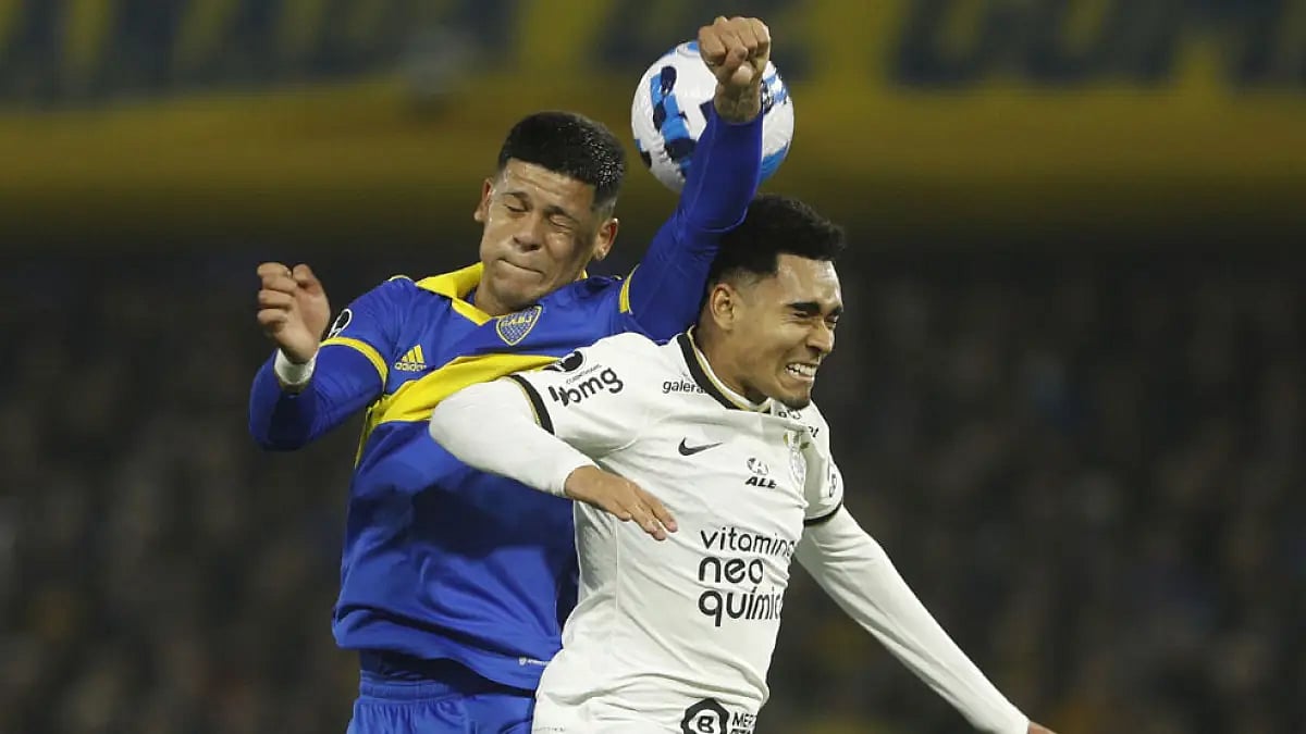 Du Queiroz of Corinthians, right, and Marcos Rojo Boca Juniors go for a header during their Copa Libertadores match, July 5, 2022.