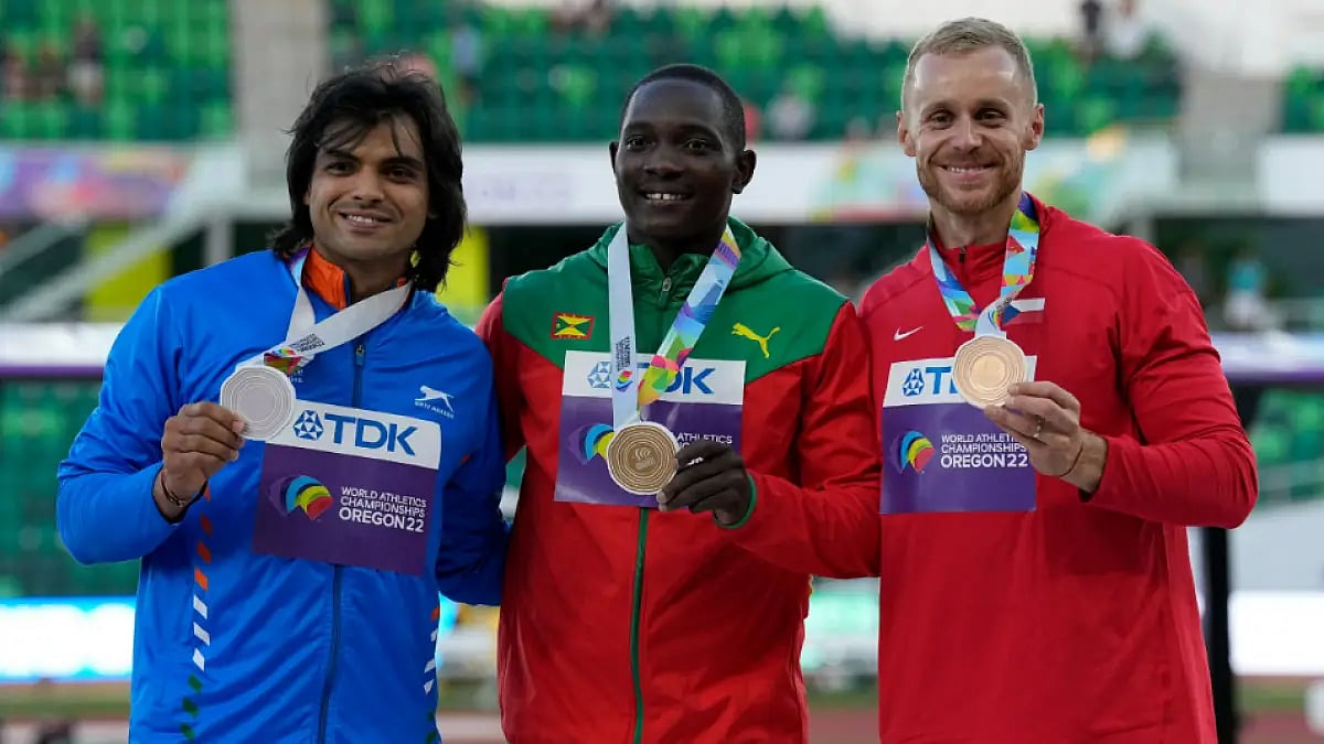 Anderson Peters (C), Neeraj Chopra (L) & Jakub Vadlejch flaunt their medals at World Championships.