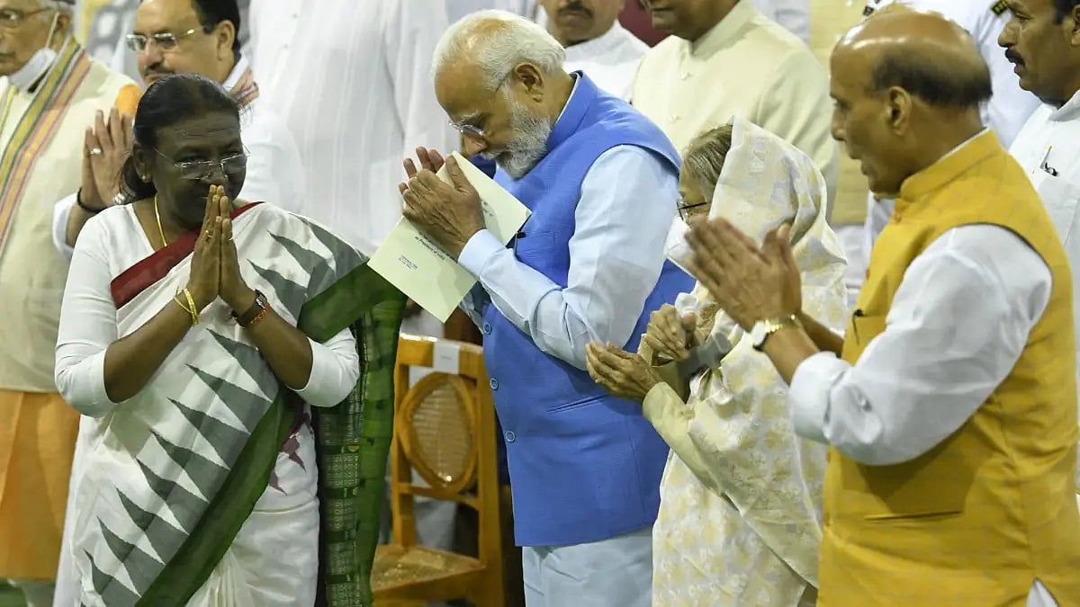 PM Narendra Modi and Defence Minister Rajnath Singh with President Droupadi Murmu