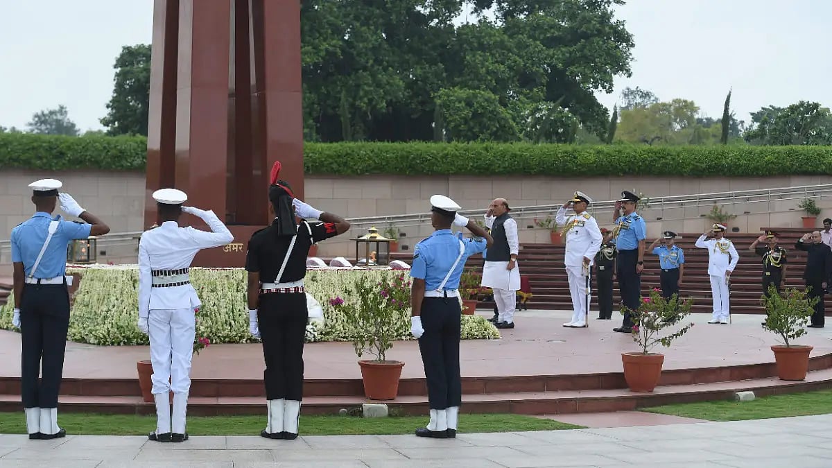 Defence Minister Rajnath Singh with defence personnel at the National War Memorial on Kargil Vijay D