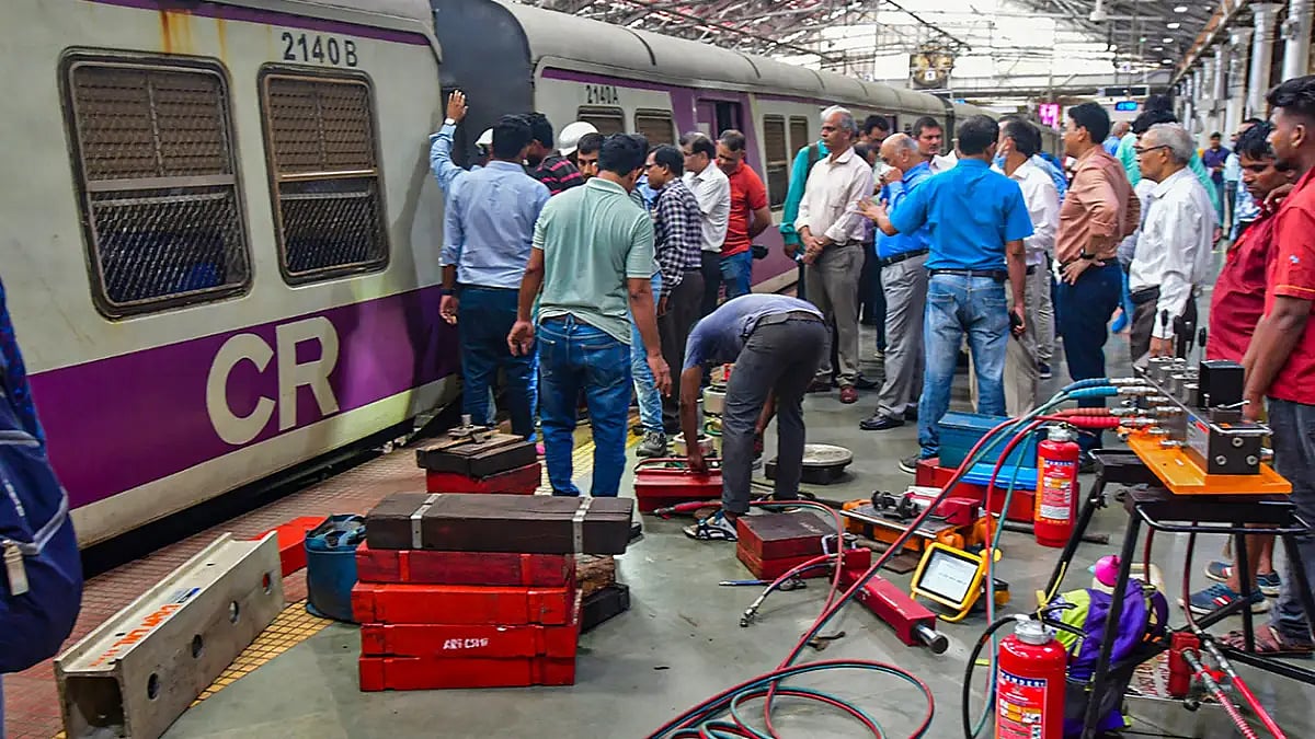 Local train derails in Mumbai