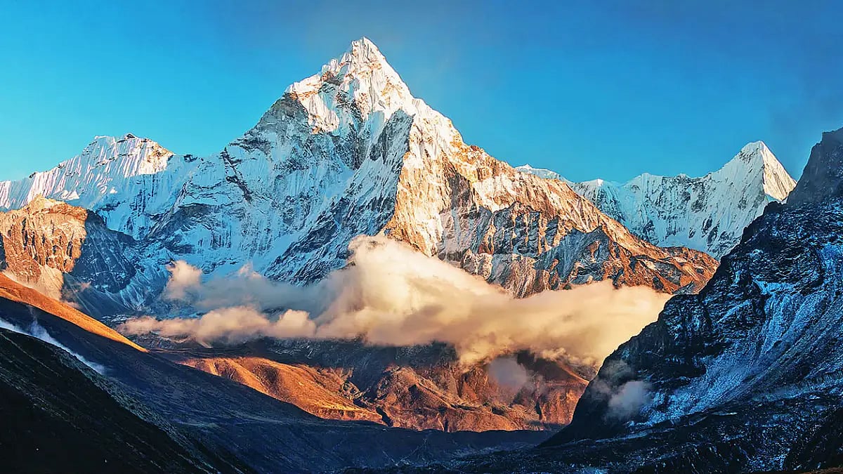 Ama Dablam peak (6,856m) enroute the hiking trail leading to the Everest base camp