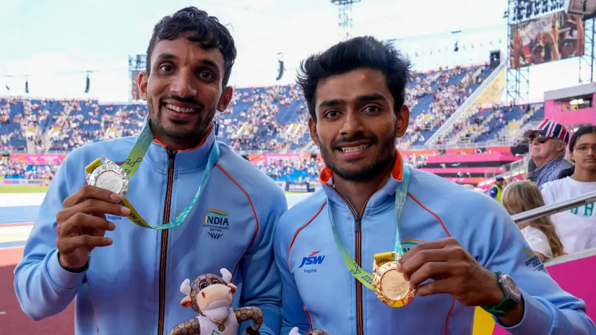 India's Eldhose Paul (R) and Abdulla Aboobacker flaunt their CWG 2022 triple jump medals.