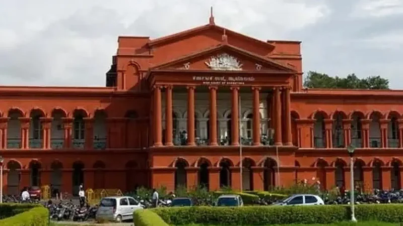 Man Attempts Suicide By Slitting Throat In Karnataka High Court In Front Of Chief Justice