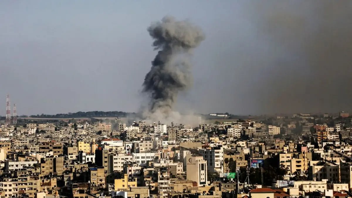 Smoke rises after Israeli airstrikes on the east of Gaza City, on 07 August 2022. 