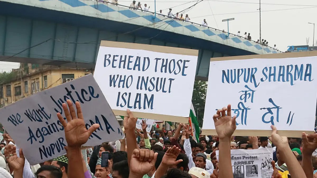 A photograph of a rally calling for the beheading of those insulting Islam