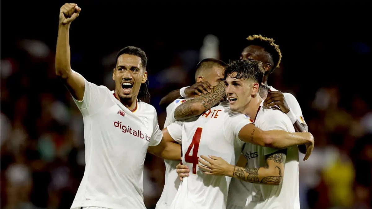 Roma players celebrate after scoring against Salernitana in Serie A 2022-23. 