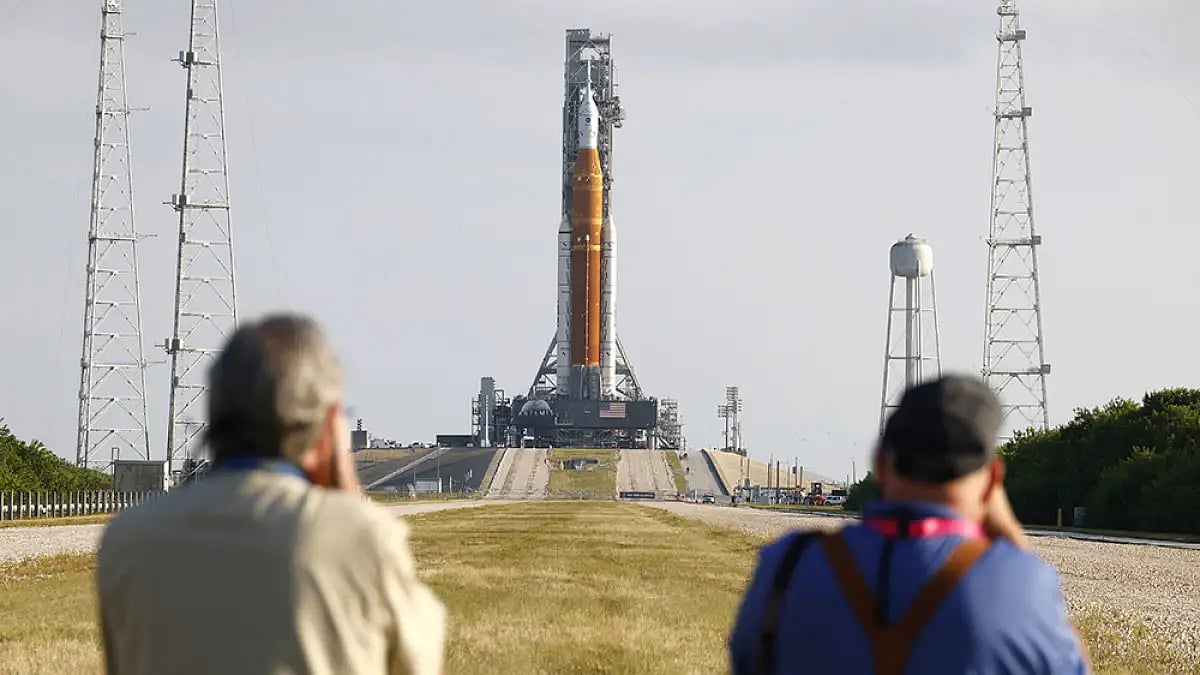 NASAs moon rocket moved to launch pad 