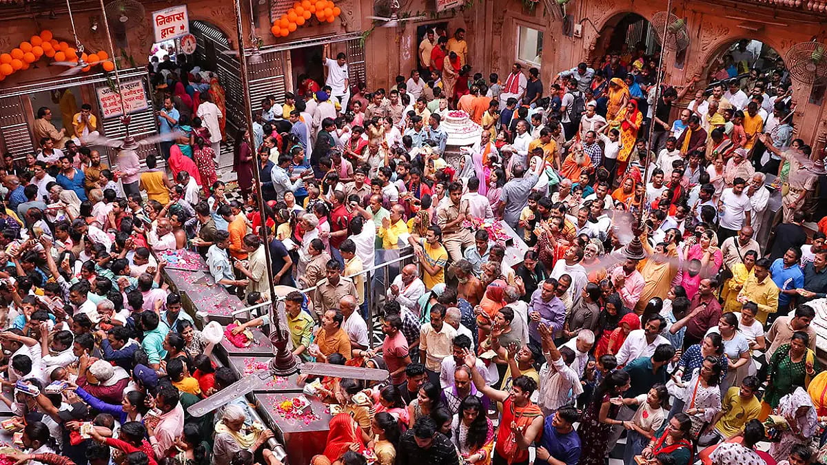 Devotees at Shri Bankey Bihari temple 