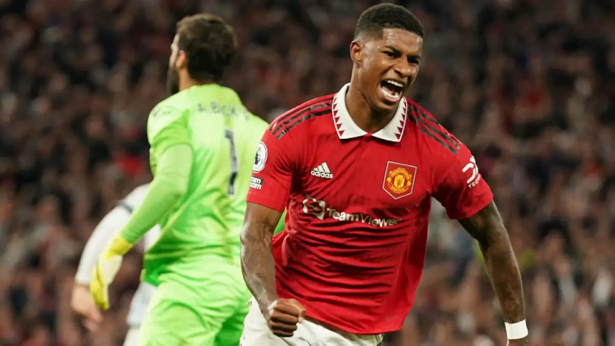 Marcus Rashford celebrates after Manchester United's second goal against Liverpool in EPL.