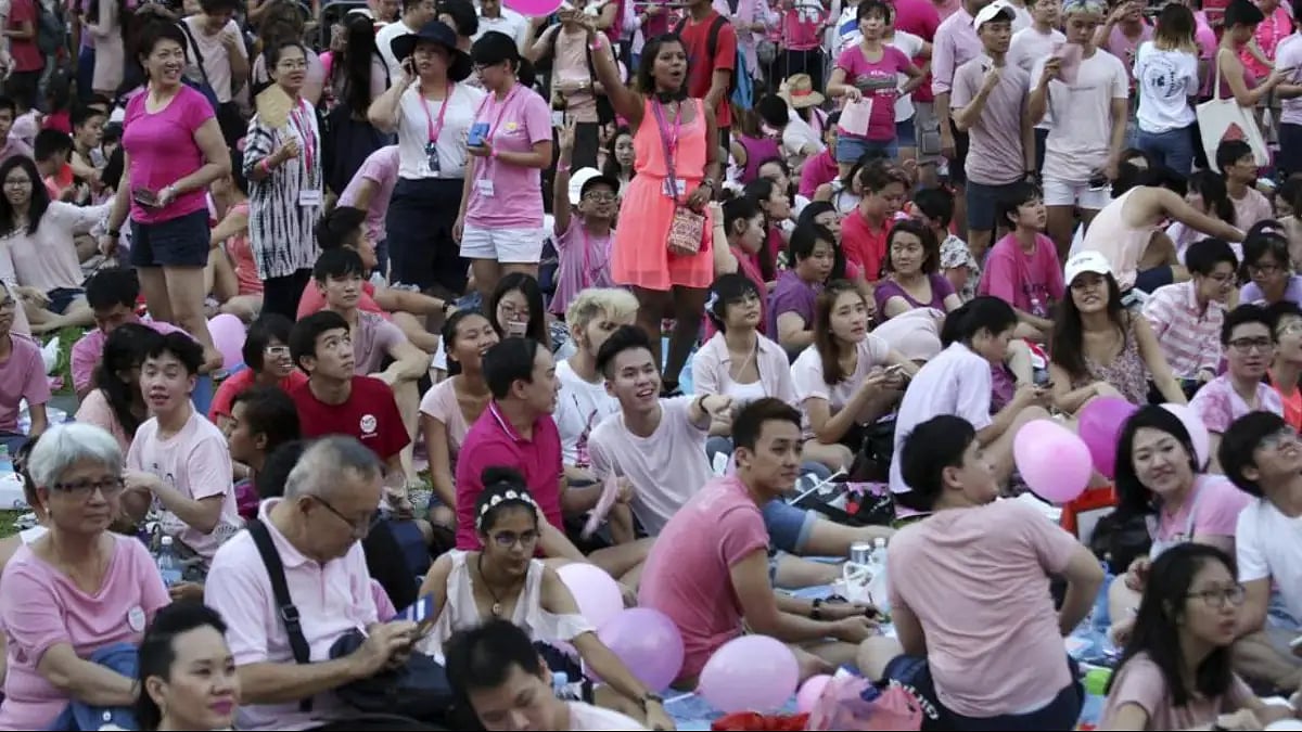 Singapore decides to decriminalise gay sex 