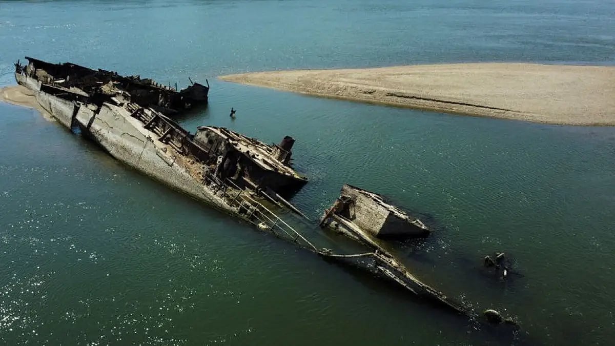 These ships are posing a threat to shipping route and Serbia’s and Romania’s local fishing industry