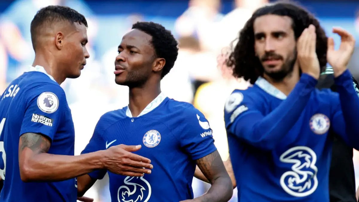 Raheem Sterling (C) celebrates with Chelsea teammates after scoring against Leicester City.  