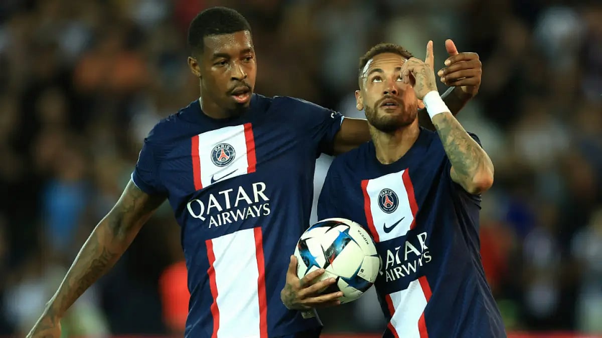 Neymar (R) celebrates after scoring PSG's only goal against Monaco in Ligue 1 2022-23.