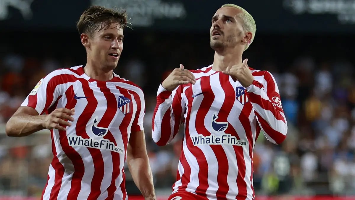Antoine Griezmann (R) celebrates after scoring against Valencia in La Liga 2022-23. 