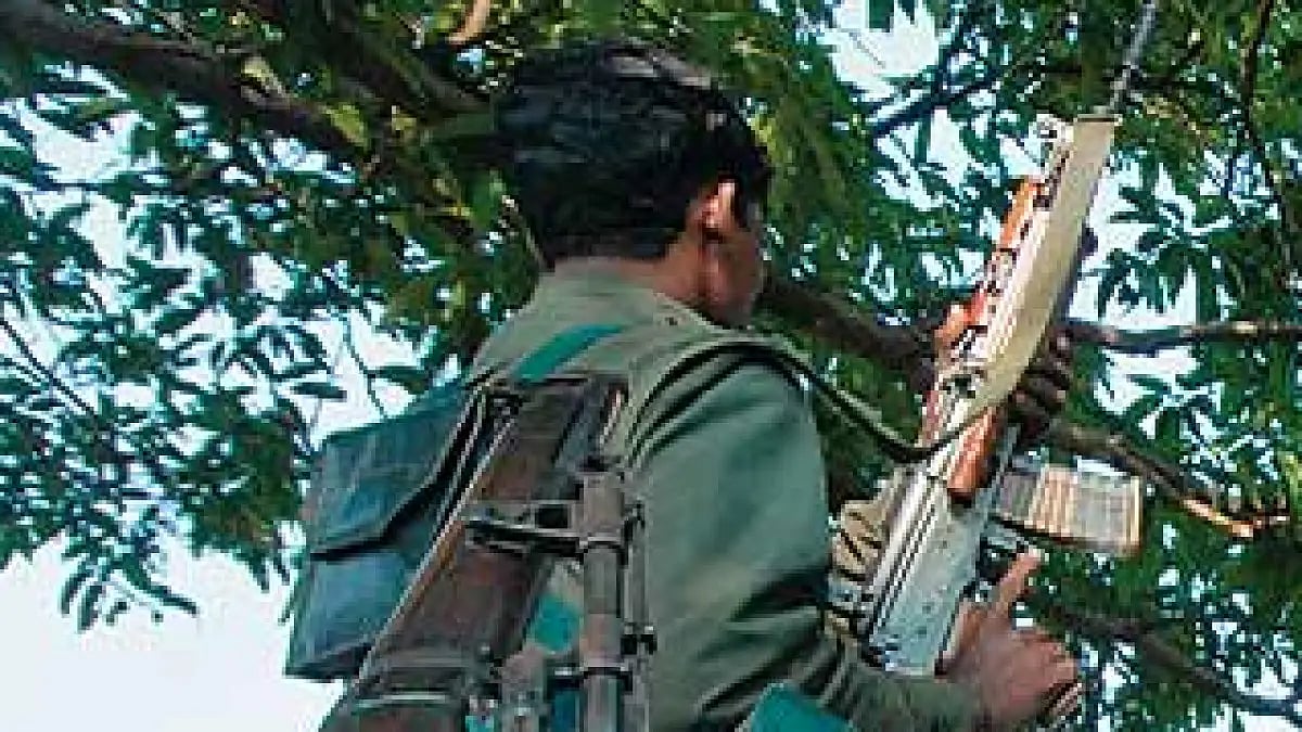 A Maoist with sophisticated American weapon were arrested from Jharkhand
