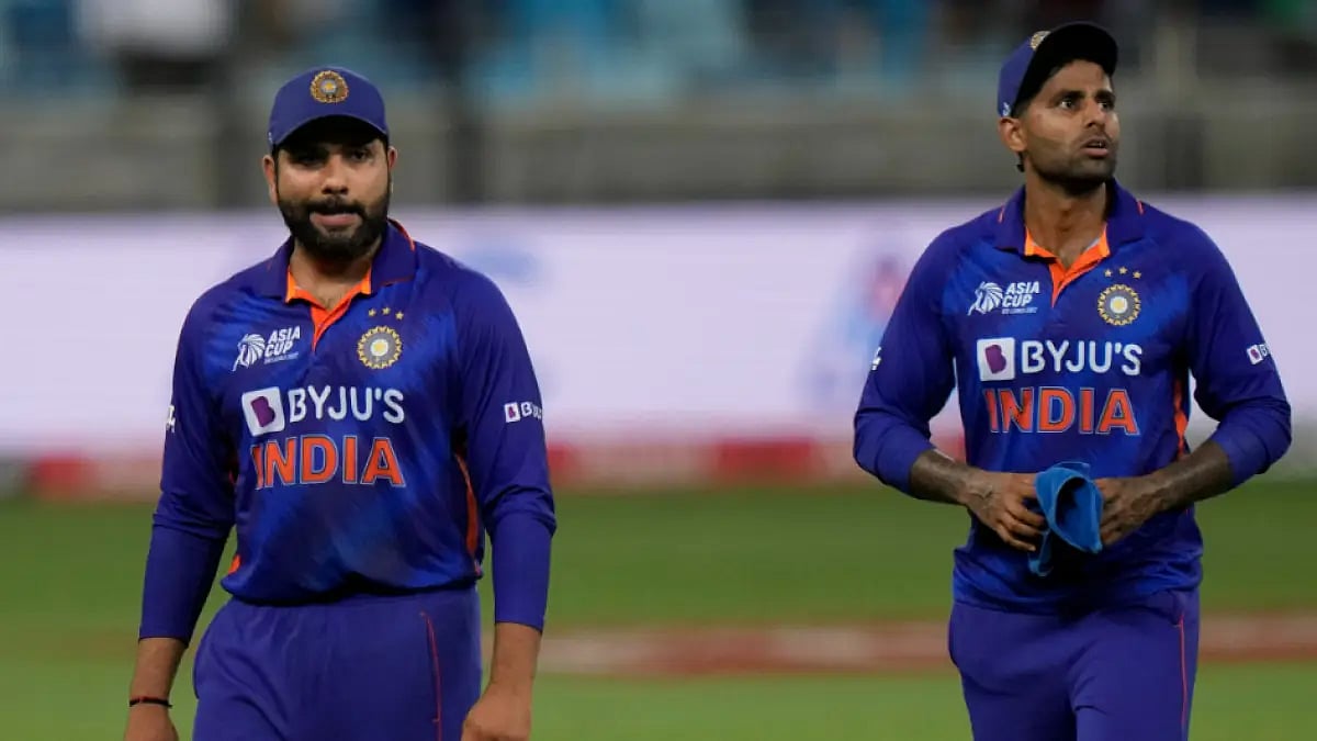 India's Rohit Sharma and Suryakumar Yadav look dejected after losing against Sri Lanka in Asia Cup.