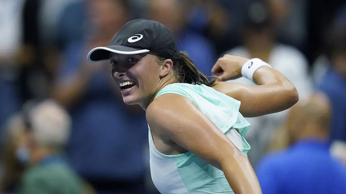 Iga Swiatek celebrates her win against Jessica Pegula.