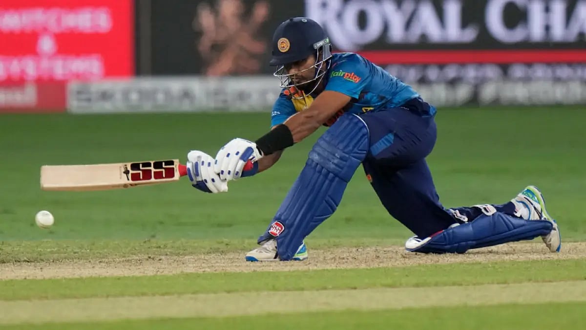 Pathum Nissanka sweeps during his knock against Pakistan in Asia Cup 2022. Get SL vs PAK highlights.