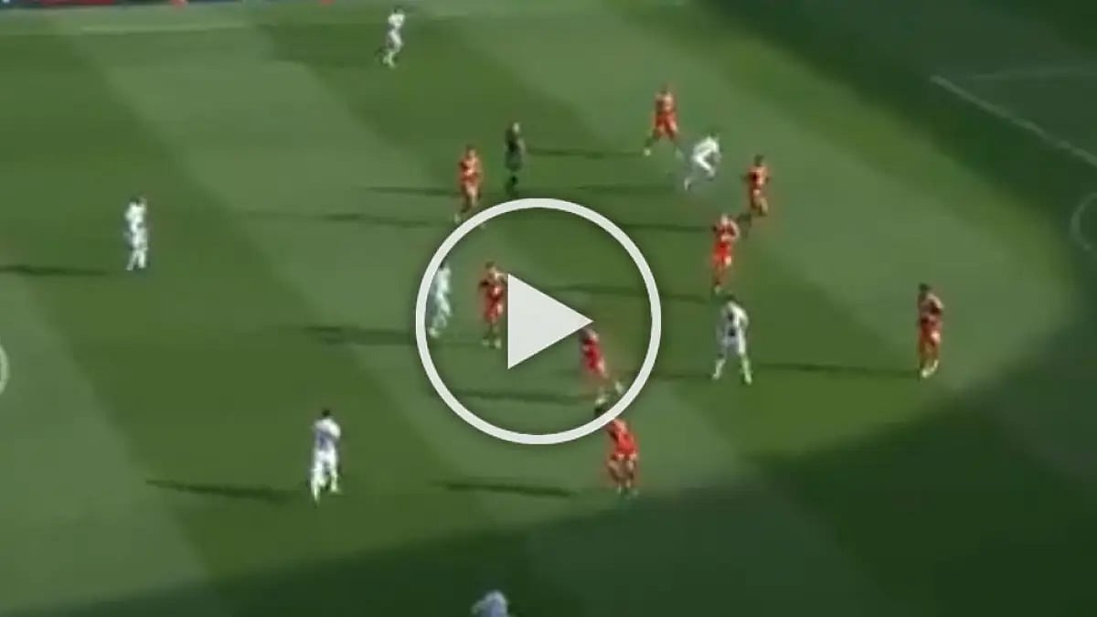 Lionel Messi finds Neymar with a perfect pass.