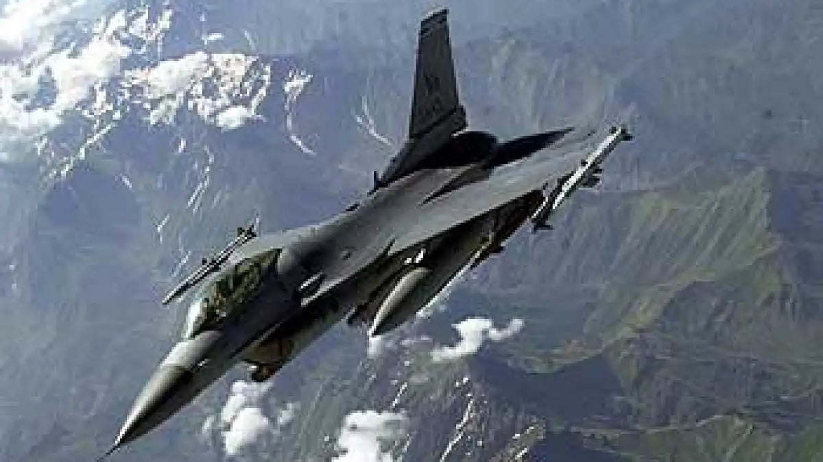  A U.S. F-16 returns to its base after patrolling a no-fly zone over northern Iraq