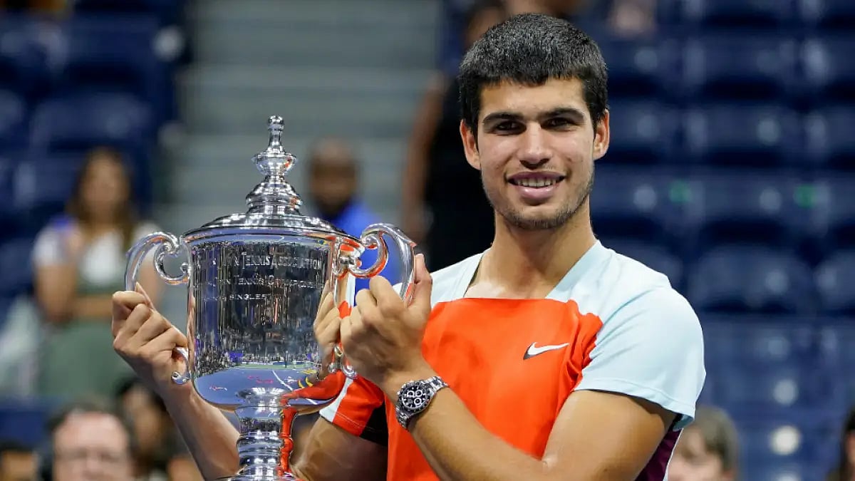 Carlos Alcaraz holds the US Open 2022 championship trophy.