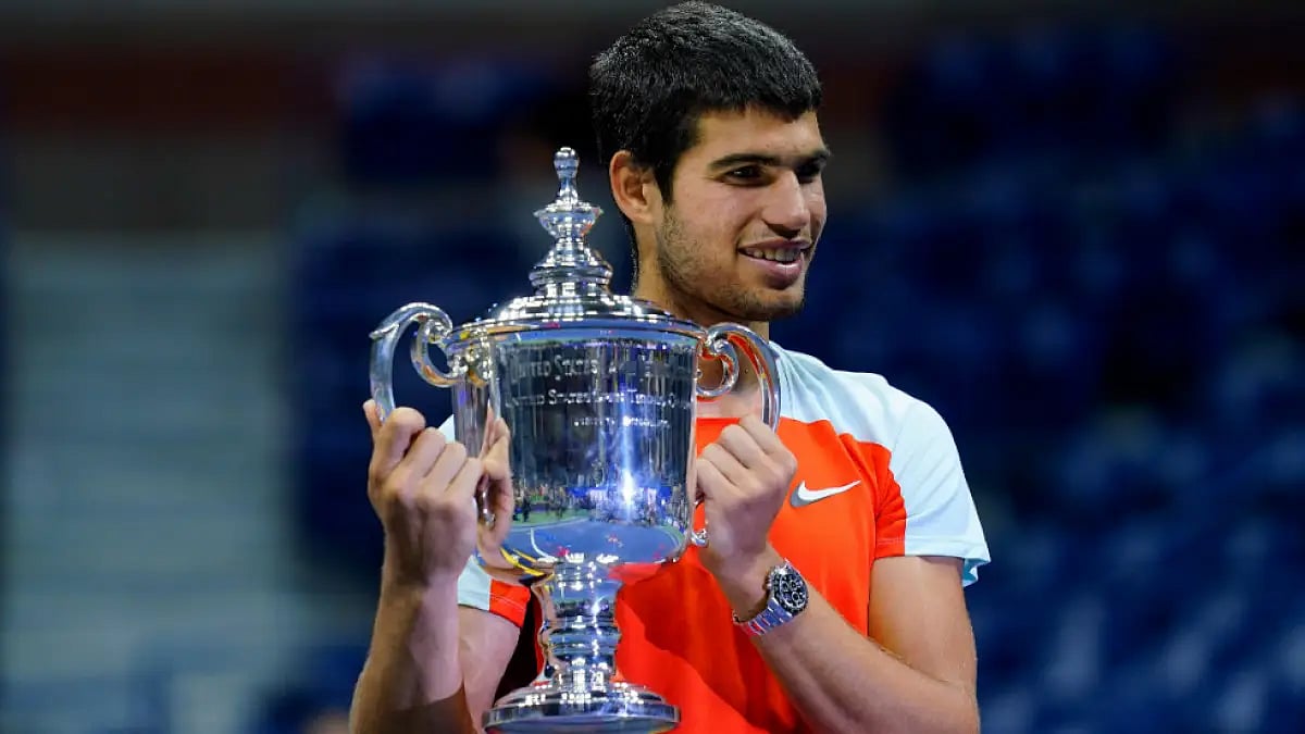 Carlos Alcaraz holds the US Open championship trophy after defeating Casper Ruud on Monday.