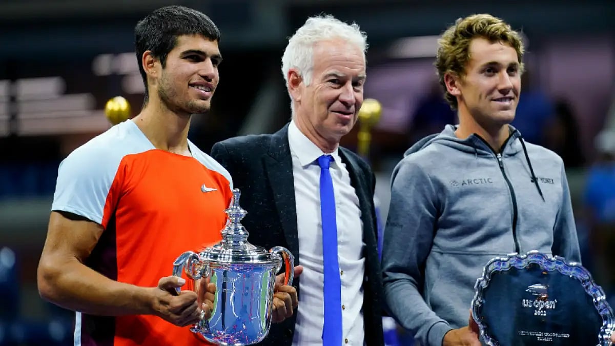 Carlos Alcaraz (L) and Casper Ruud (R) during the US Open presentation ceremony. 