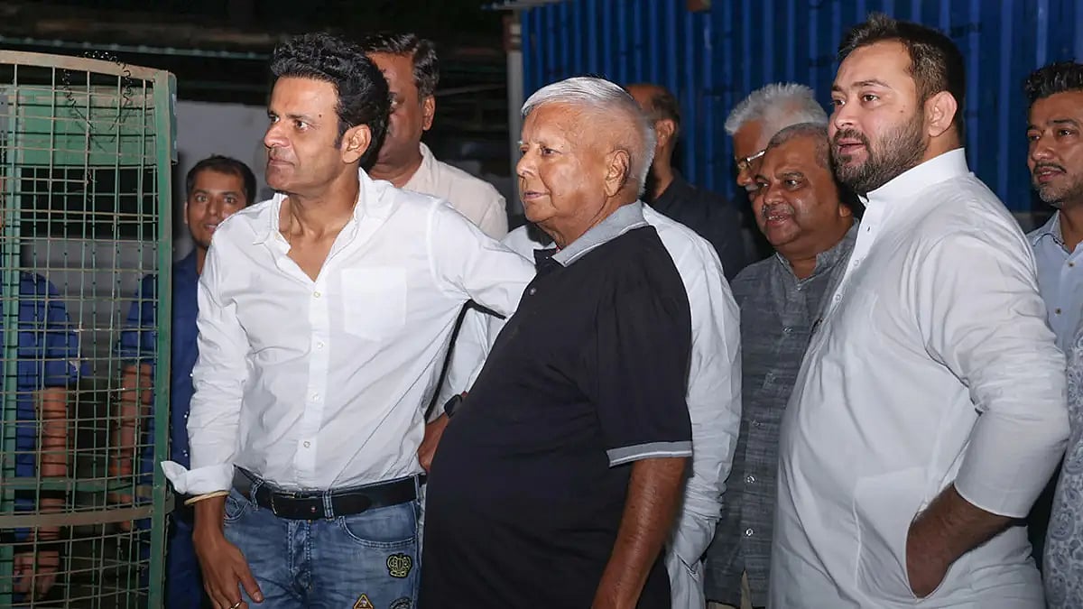 Manoj Bajpayee Meets Lalu, Calls Him Real Hero