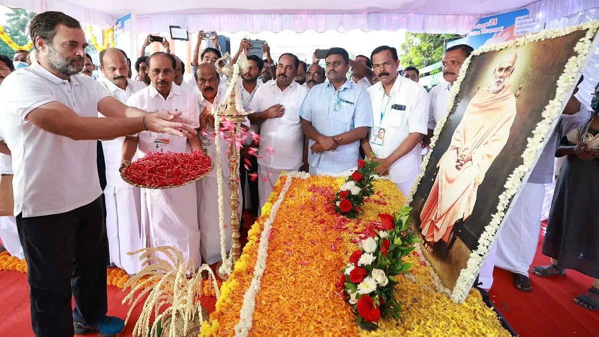 Congress leader Rahul Gandhi paying floral tributes to social reformer Sree Narayana Guru