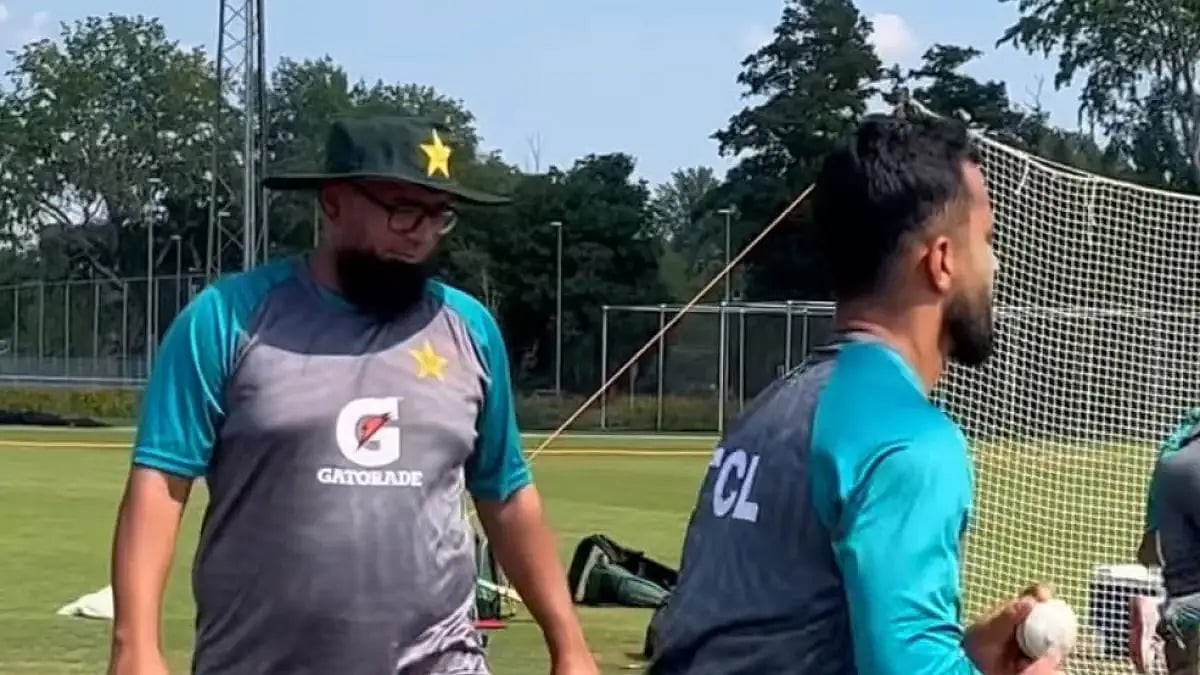 Saqlain Mushtaq saw his career end because of a knee injury.