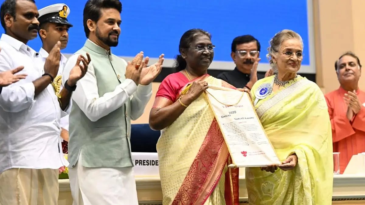Asha Parekh Being Conferred The Dadasaheb Phalke Award