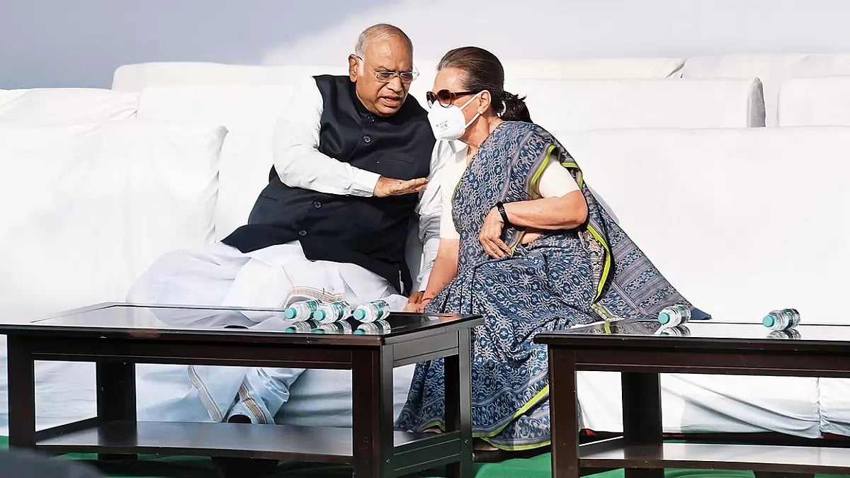 All ears: Mallikarjun Kharge with Sonia Gandhi 