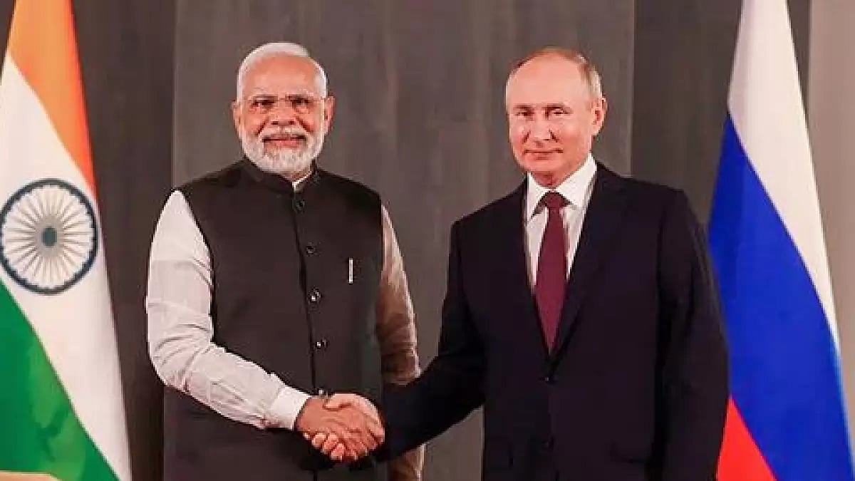 Indian PM Narendra Modi (L) with Russian President Vladimir Putin