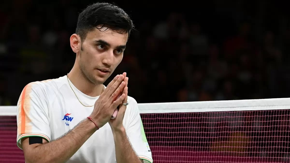The unseeded Lakshya Sen beat sixth-seed Anthony Sinisuka Ginting of Indonesia 21-16, 21-12. 