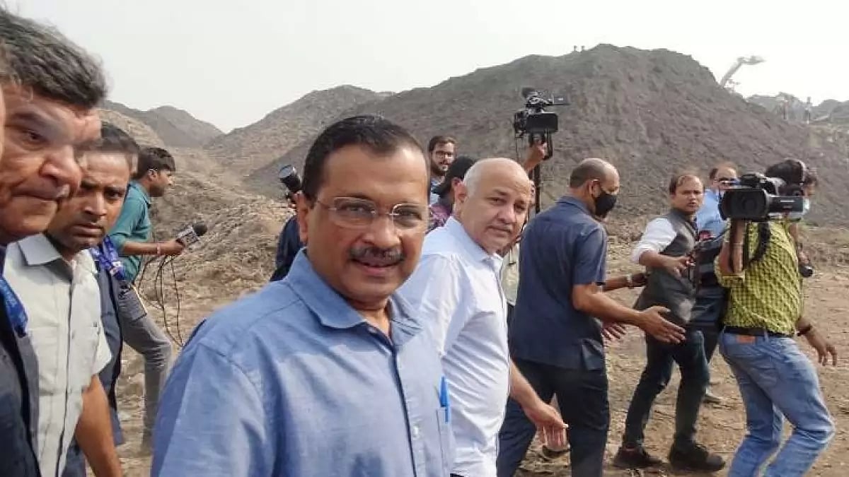 Delhi CM Arvind Kejriwal with Deputy CM Manish Sisodia visit Ghazipur landfill 