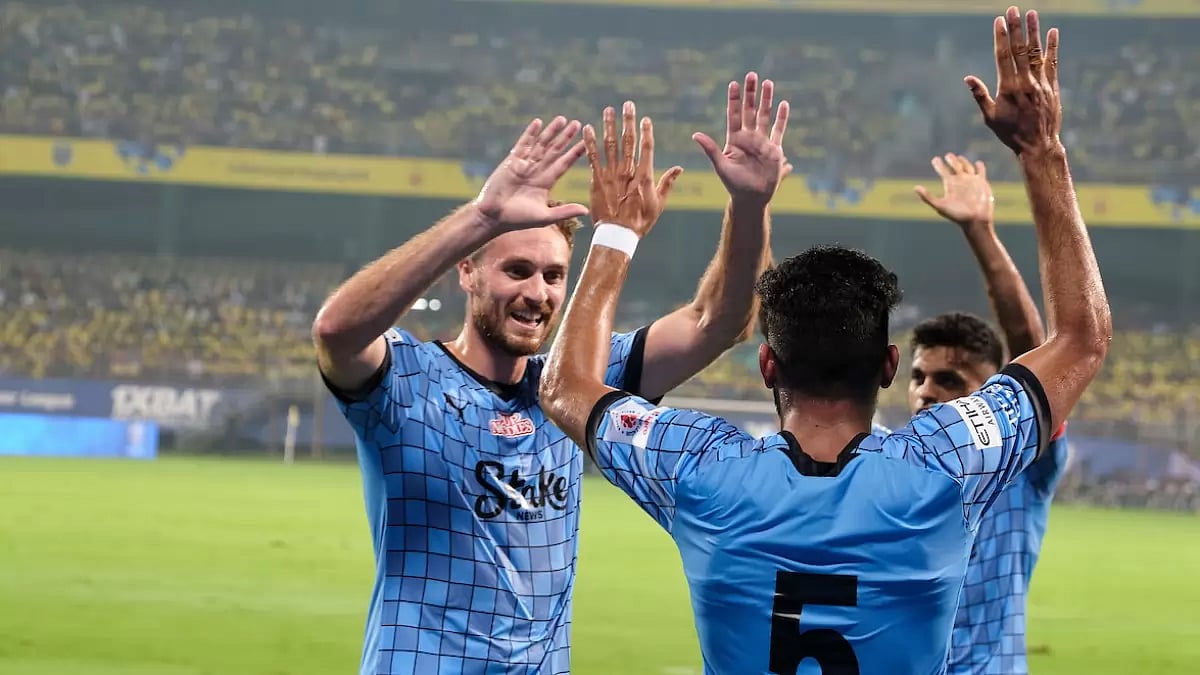 Mumbai City FC players celebrate after scoring against Kerala Blasters in ISL 2022-23. 