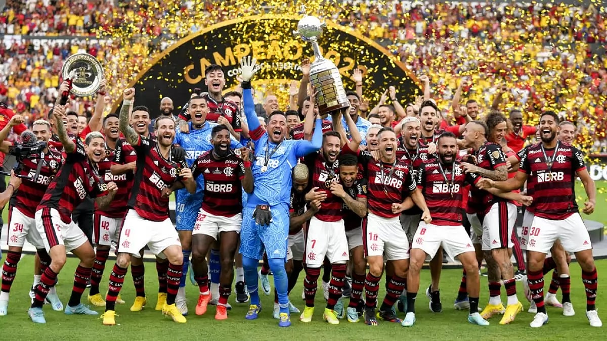 Flamengo players celebrate with Copa Libertadores 2022 trophy after beating Athletico Paranaense.