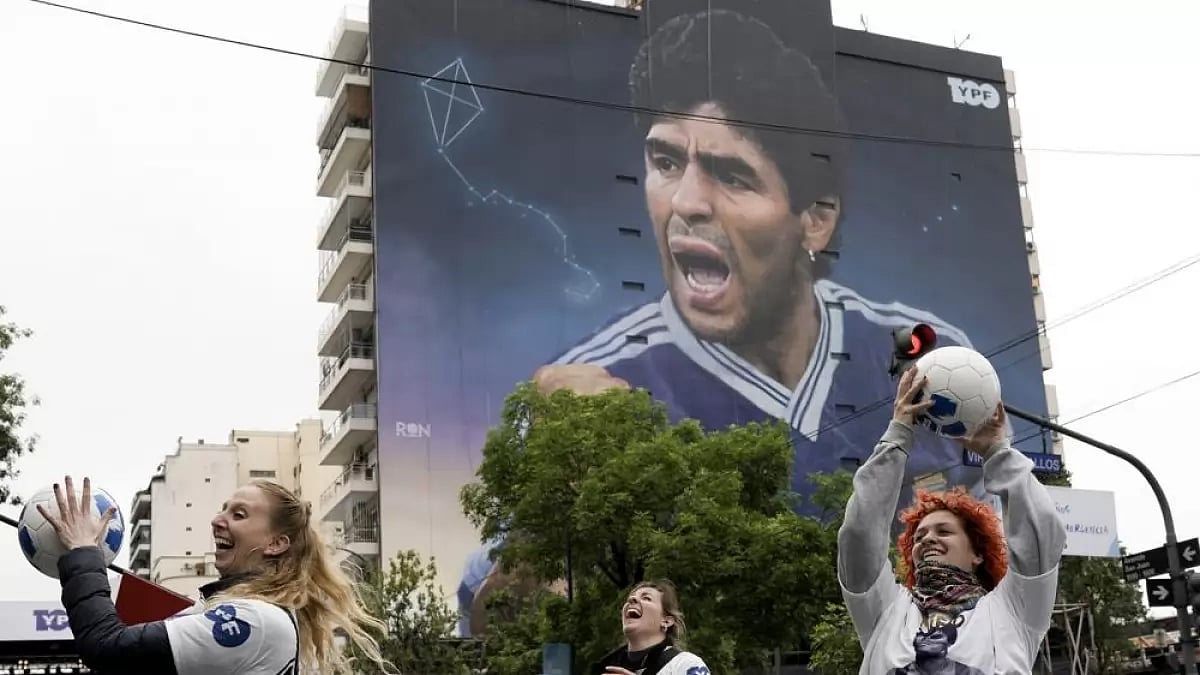 AP : Many fans attended the inauguration of Diego Maradona's mural in Buenos Aires.