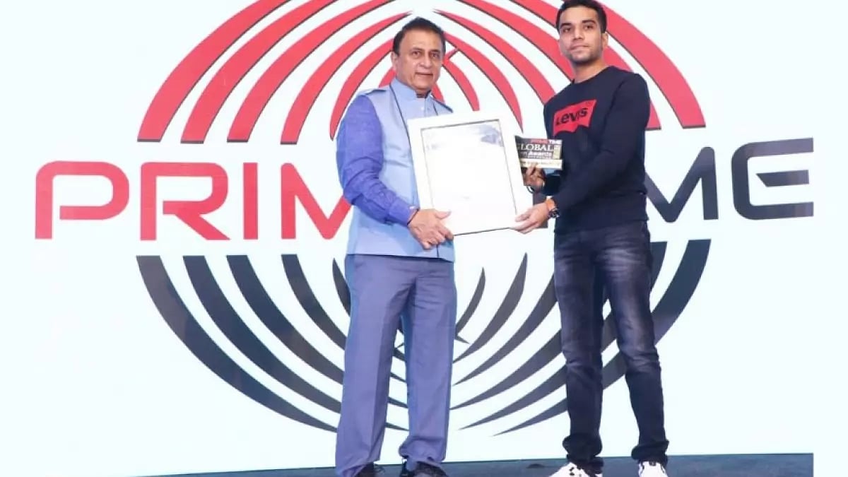 Author and Entrepreneur Sankhdeep Dutta receiving award from Sunil Gavaskar