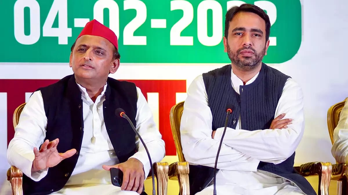 SP Chief Akhilesh Yadav (R) with RLD Chief Jayant Chaudhary