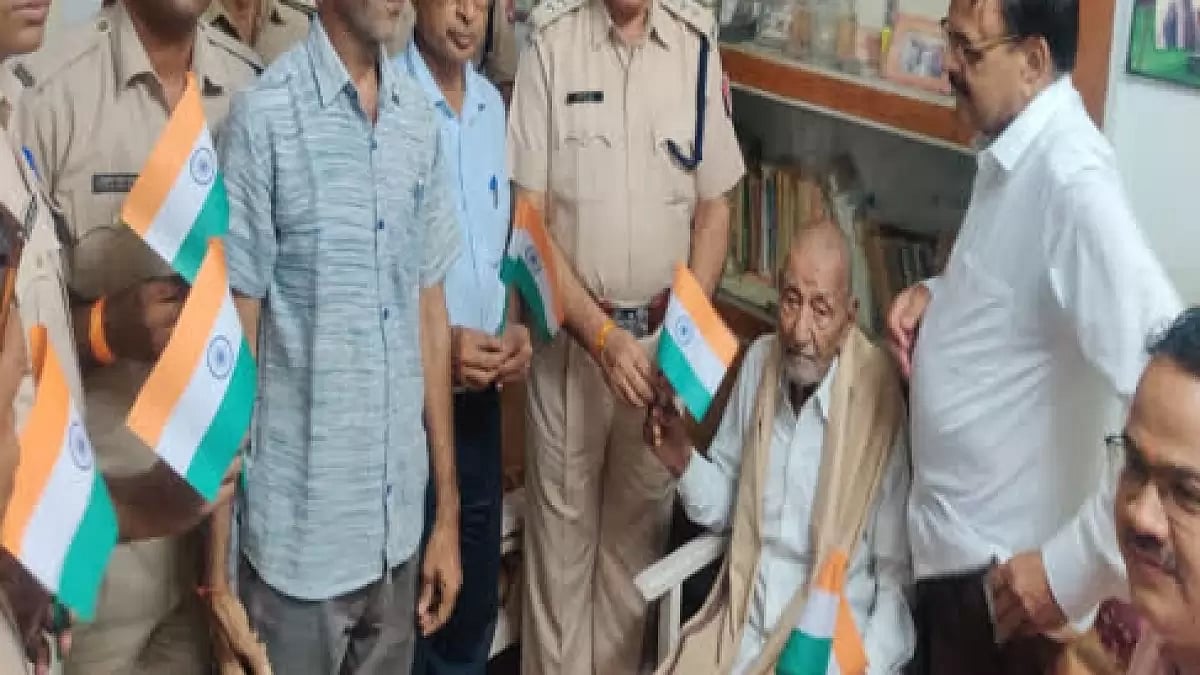 Raghuveer Charan Sharma honoured by the RPF during Azadi ka Amrit Mahotsav celebrations.